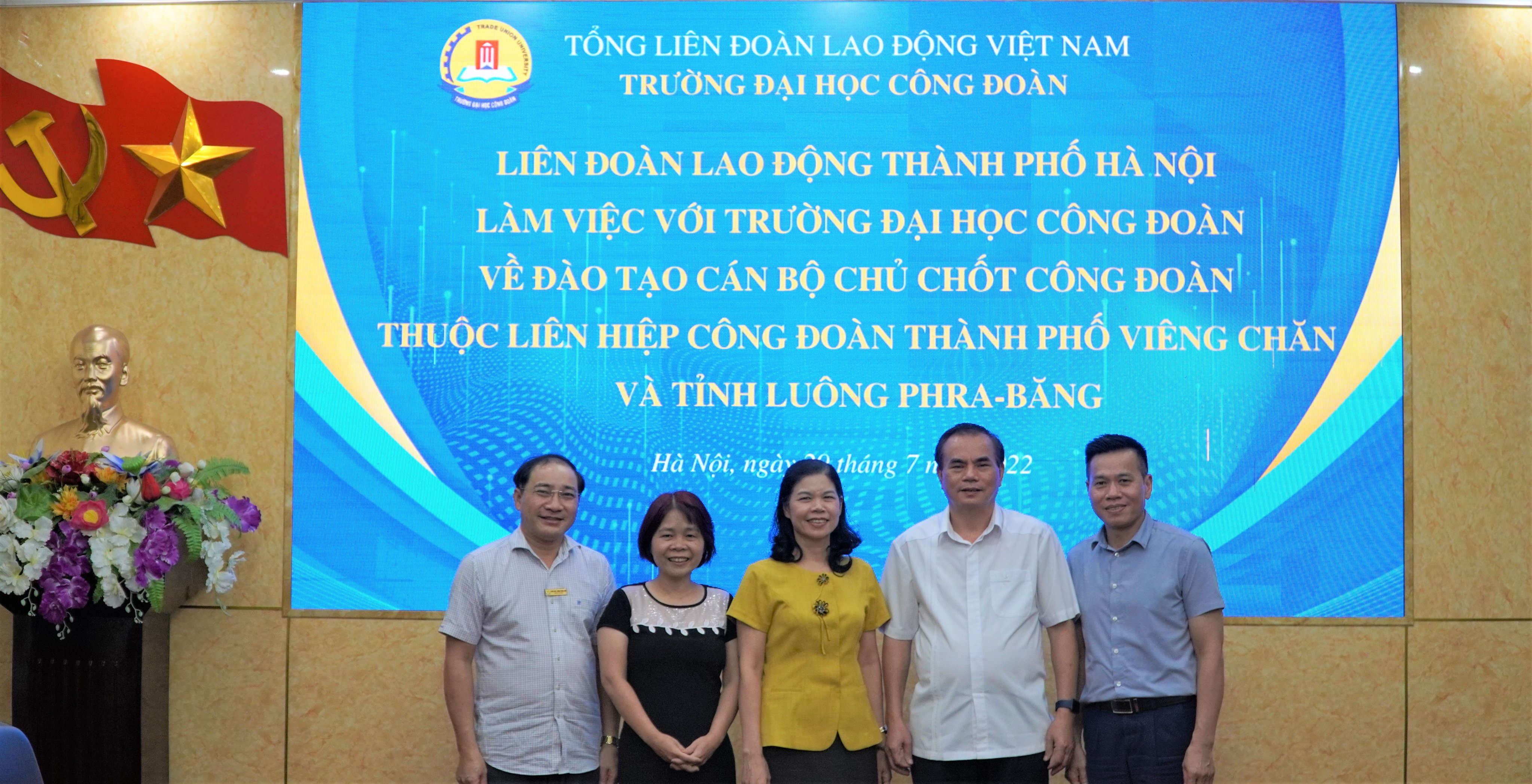 Liên đoàn lao động thành phố Hà Nội làm việc với trường đại học Công đoàn về đào tạo, bồi dưỡng cho cán bộ chủ chốt thuộc liên hiệp Công đoàn thành phố Viêng Chăn và tỉnh Luông Phar-băng