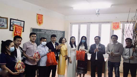 Lãnh đạo nhà trường đến thăm và chúc Tết lưu học sinh lào nhân dịp Tết Nguyên Đán Nhâm Dần 2022